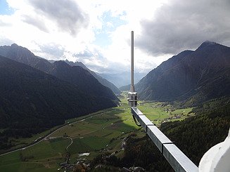 Bild von einer Funkantenne vor Südtiroler Landschaft