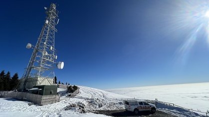 Photo of an antenna mast with radio relay components