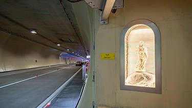 Das Bild zeigt die Statue der Hl. Barbara in einer Tunnelnische