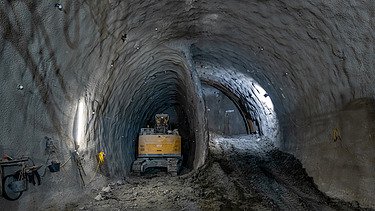 The picture shows a tunnel during the construction of the U2