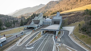 Das Bild zeigt das alte und neue Tunnelportal auf slowenischer Seite aus der Luft