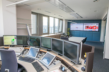 The picture shows a control center desk at the control center in Linz