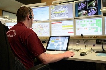 Picture of a dispatcher in front of numerous screens in the Stuttgart control center
