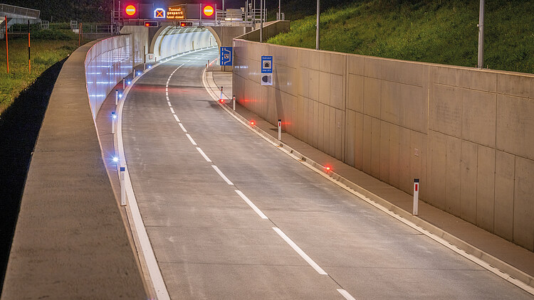 The image shows a new section of the S7 Fürstenfeld expressway