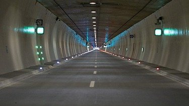 Dunkle Ansicht des Bosrucktunnels
