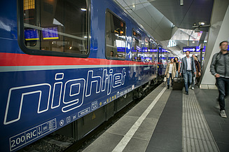 Das Bild zeigt einen Bahnsteig und den Nightjet-Zug der ÖBB