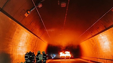 Picture of an artificially set fire in the tunnel with the fire department