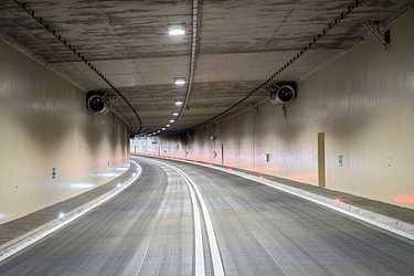 Bild von einem beleuchteten Tunnel und Verkehrszeichen