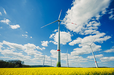 Das Bild zeigt eine Windturbine