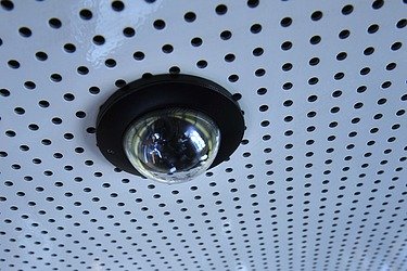 The picture shows a surveillance camera in a Vienna subway