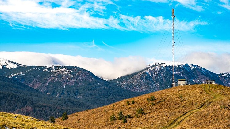 Picture of a radio mast in a mountainous landscape
