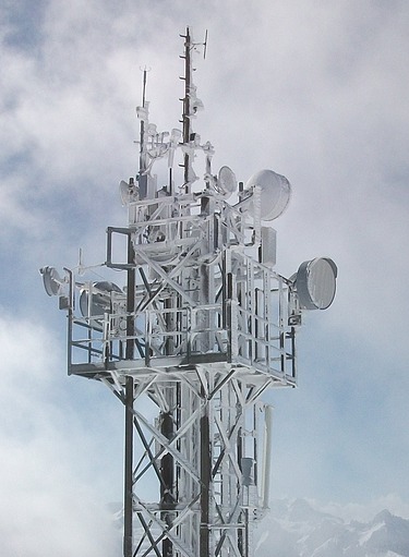 Das Bild zeigt einen massiven Antennenmast