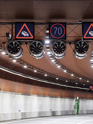 Bild von einem beleuchteten Tunnel und Verkehrszeichen