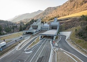 Das Bild zeigt das alte und neue Tunnelportal auf slowenischer Seite aus der Luft