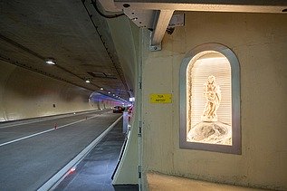 Das Bild zeigt die Statue der Hl. Barbara in einer Tunnelnische