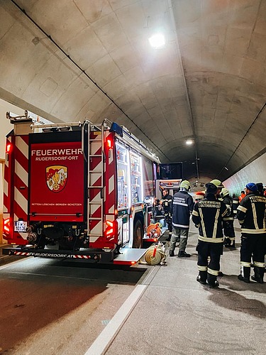 Bild von der Feuerwehr beim Brandversuch im Tunnel
