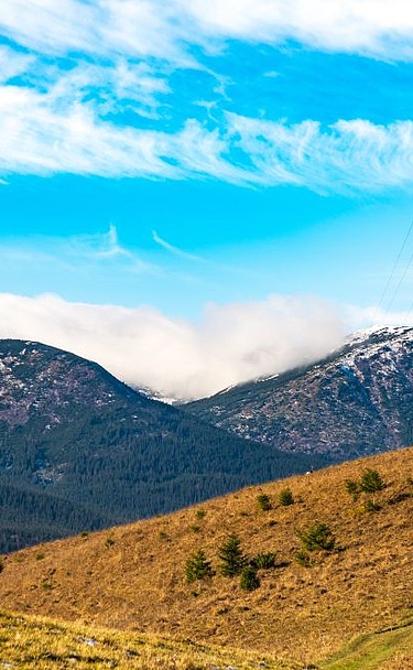 Bild von einem Funkmast in bergiger Landschaft