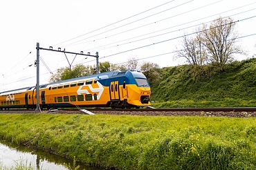 The picture shows a train of the Dutch rail operator Nederlandse Spoorwegen N.V