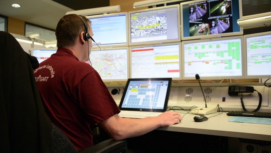 Picture of a dispatcher in front of numerous screens in the Stuttgart control center
