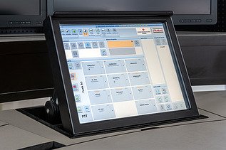 Bild eines Dispatchers auf einem Leitstellentisch