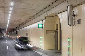 Das Bild zeigt ein fahrendes Auto im Gleinalmtunnel