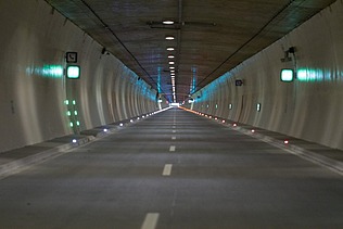 Dunkle Ansicht des Bosrucktunnels