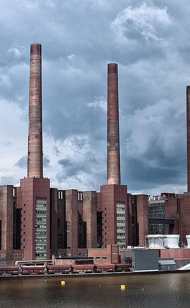 Außenansicht der des VW Werks in Wolfsburg, große Backsteinfabrik mit 4 Schornsteinen