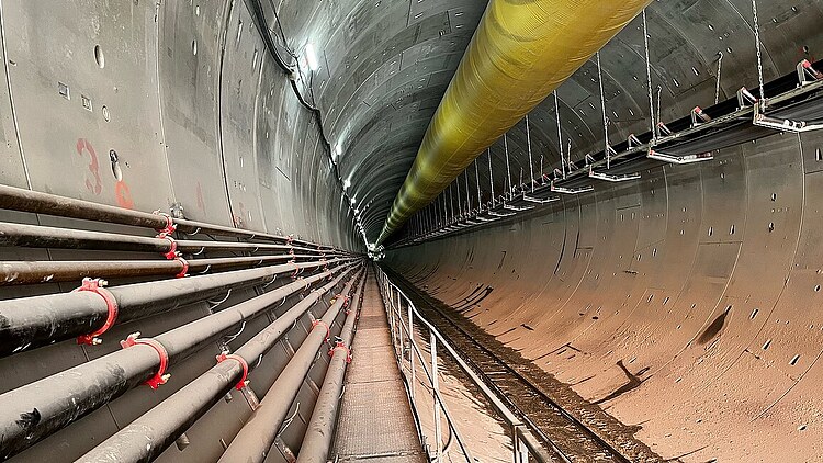Das Bild zeigt die Tunnelbohrmaschine mit STRABAG Logo in Toronto