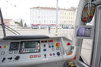 Das Bild zeigt einen Fahrerpult in einer Straßenbahn