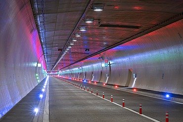 Das Bild zeigt die leere Neubauröhre des Karawankentunnels vor der Verkehrseröffnung