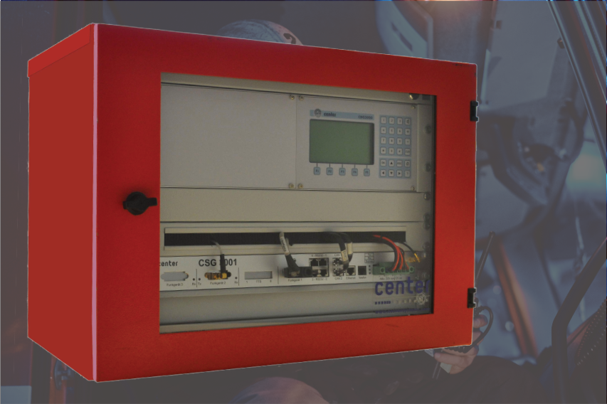 Das Bild zeigt einen roten Metallschrank mit Systemkomponenten