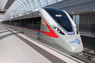 Das Bild zeigt einen Regionalzug des Betreibers National Capital Region Transport Corporation (NCRTC)