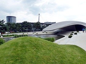 Moderne Architektur und Begrünung am Freigelände des VW Werks