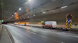 Das Bild zeigt mehrere STRABAG Autos die Inspektionsarbeiten in einem Tunnel durchführen