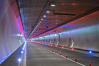 Das Bild zeigt die leere Neubauröhre des Karawankentunnels vor der Verkehrseröffnung