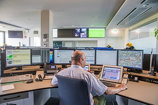 Das Bild zeigt einen Arbeitsplatz eines Leitstellendisponenten