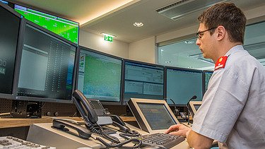 Das Bild zeigt einen Leitstellendisponent bei der Arbeit