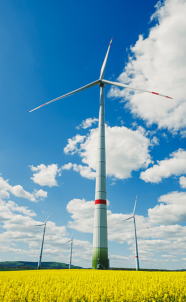 Das Bild zeigt eine Windturbine