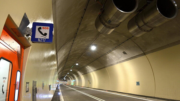 Bild eines Tunnels mit Notrufnische und massiver Tunnelbelüftung
