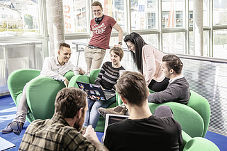 Bild von Menschen auf einer modernen Sitzgruppe 