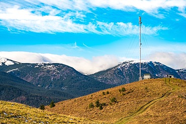 Bild von einem Funkmast in bergiger Landschaft
