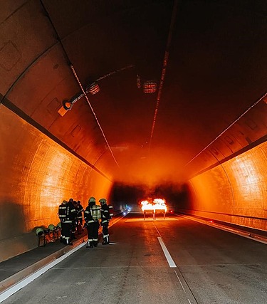Bild von einem künstlich gelegten Feuer im Tunnel mit der Feuerwehr