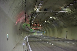 Bild eines leeren dreispurigen Tunnels