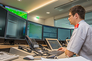 Das Bild zeigt einen Leitstellendisponent bei der Arbeit