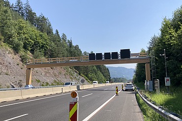 Bild der leeren Südautobahn mit Verkehrszeichenträger