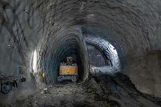 Das Bild zeigt einen Stollen beim Bau der U2