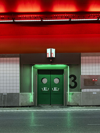 Bild einer brandsicheren grünen Tür in einem Tunnel